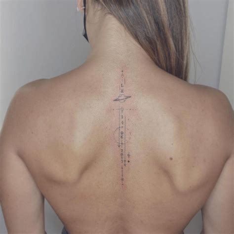 Tatuajes columna mujer